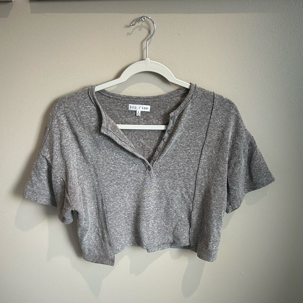 (S) soft grey short sleeve crop top